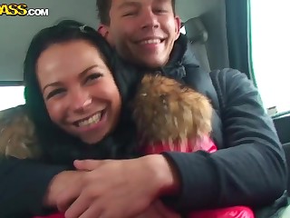 Модель Cindy Jays не удержалась и подарила парню минет зимой