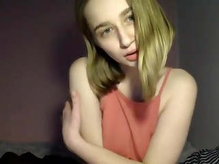 18 летняя глупышка на халяву показывает сиськи по вебке