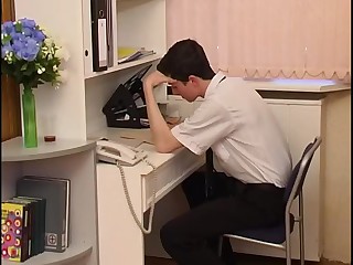 Длинноногая стройная начальница застала за дрочкой своего нового работника